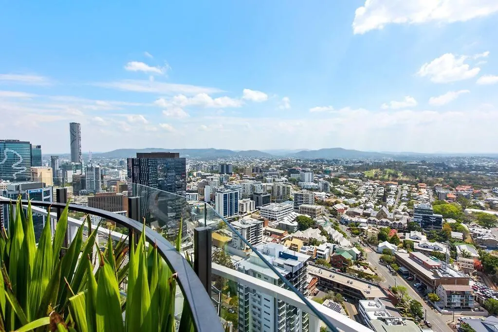 Apartment City Living! 1Bed/1Bath/1Car/Pool Brisbane