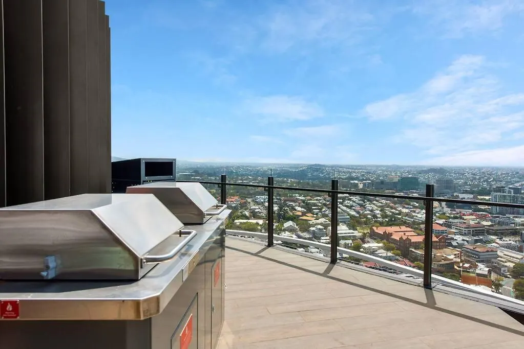 City Living! 1Bed/1Bath/1Car/Pool Brisbane Apartment
