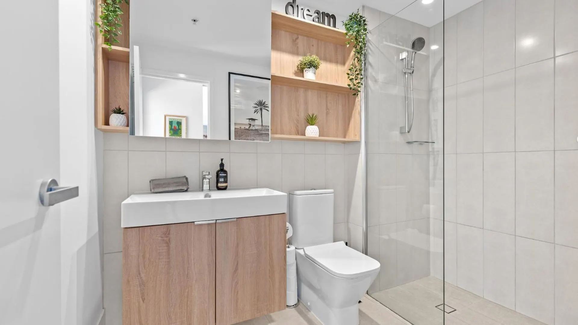 Apartment City Living! 1Bed/1Bath/1Car/Pool Brisbane