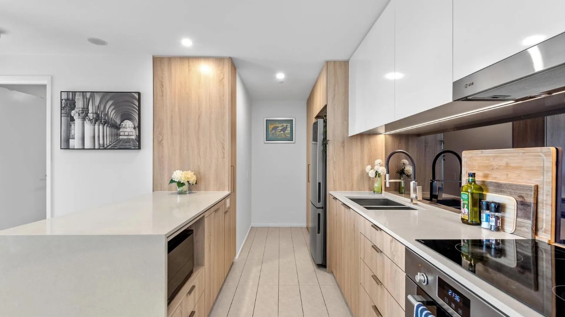 City Living! 1Bed/1Bath/1Car/Pool Brisbane Apartment