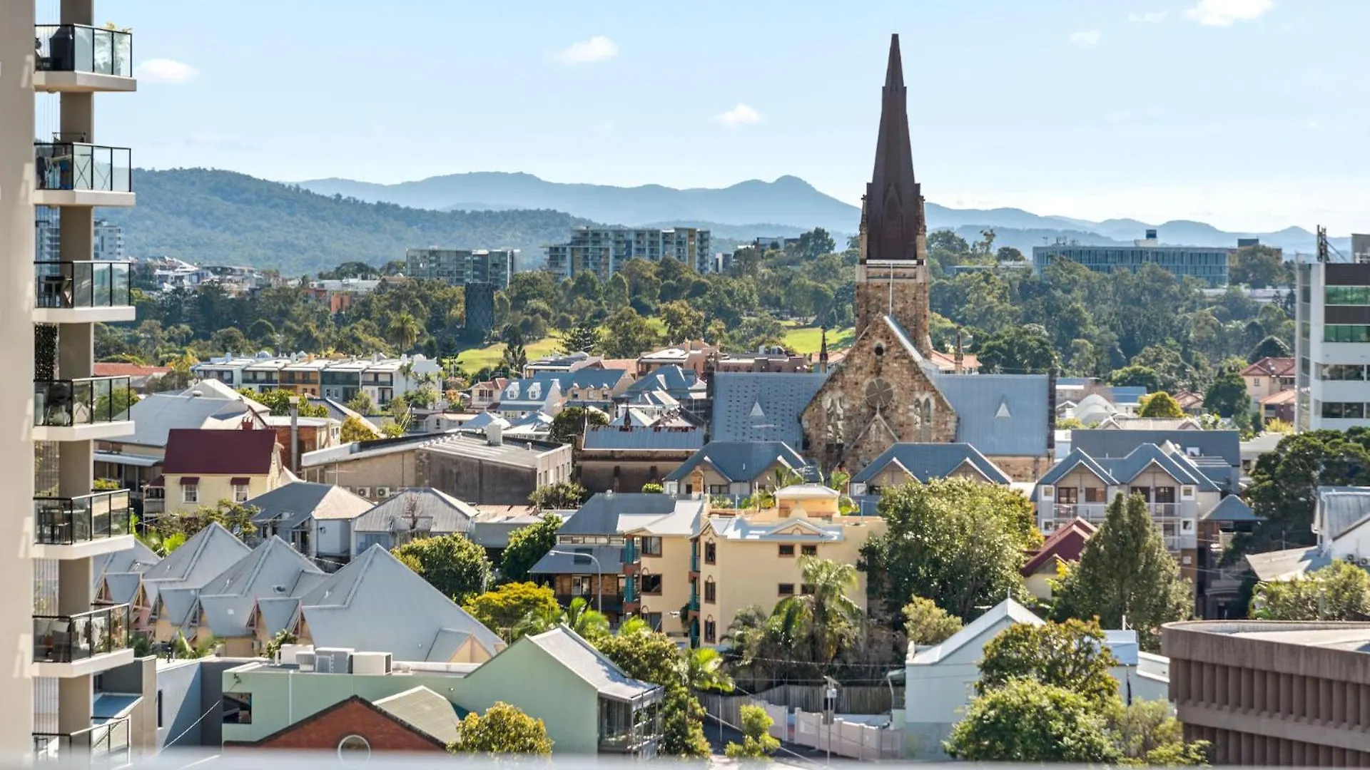 City Living! 1Bed/1Bath/1Car/Pool Brisbane Apartment