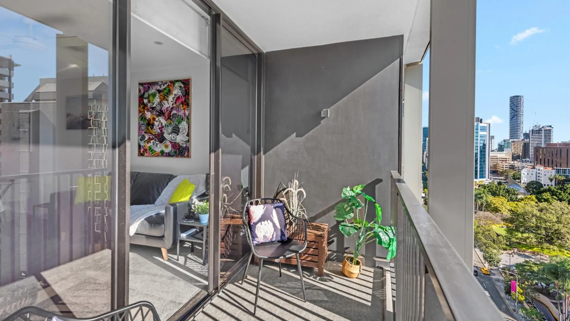 City Living! 1Bed/1Bath/1Car/Pool Brisbane 0*,